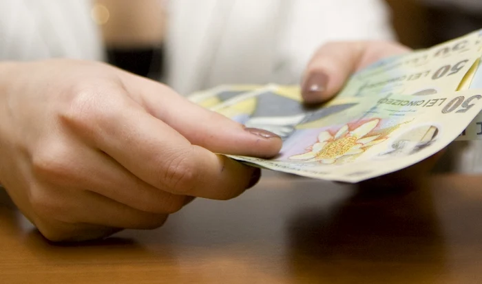 Femeia a furat chiar banii preotului