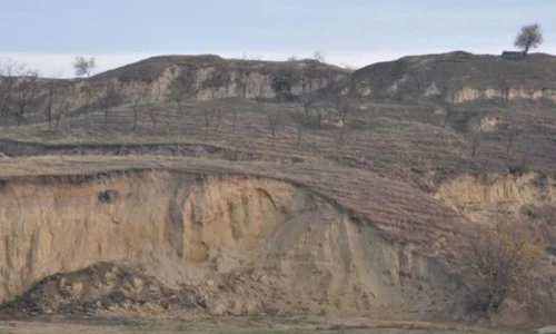 Cetatea regelui Dromichete din Bărăgan, aflată în Patrimoniul Naţional, a fost distrusă cu buldozerele în baza unor avize ale Primăriei jpeg
