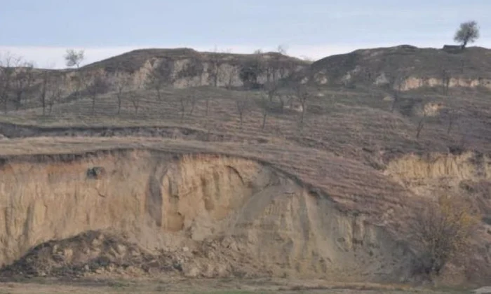Cetatea regelui Dromichete din Bărăgan, aflată în Patrimoniul Naţional, a fost distrusă cu buldozerele în baza unor avize ale Primăriei jpeg