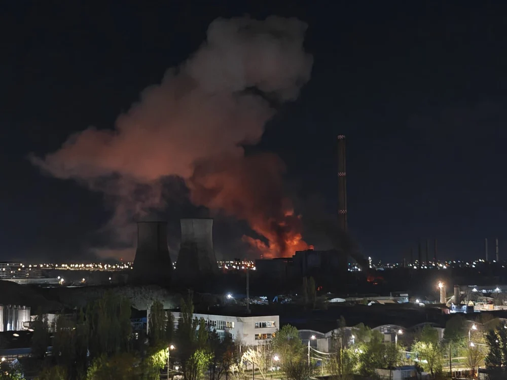 Incendiu puternic la C.E.T. Vest din Capitală. Mai multe autospeciale intervin la fața locului