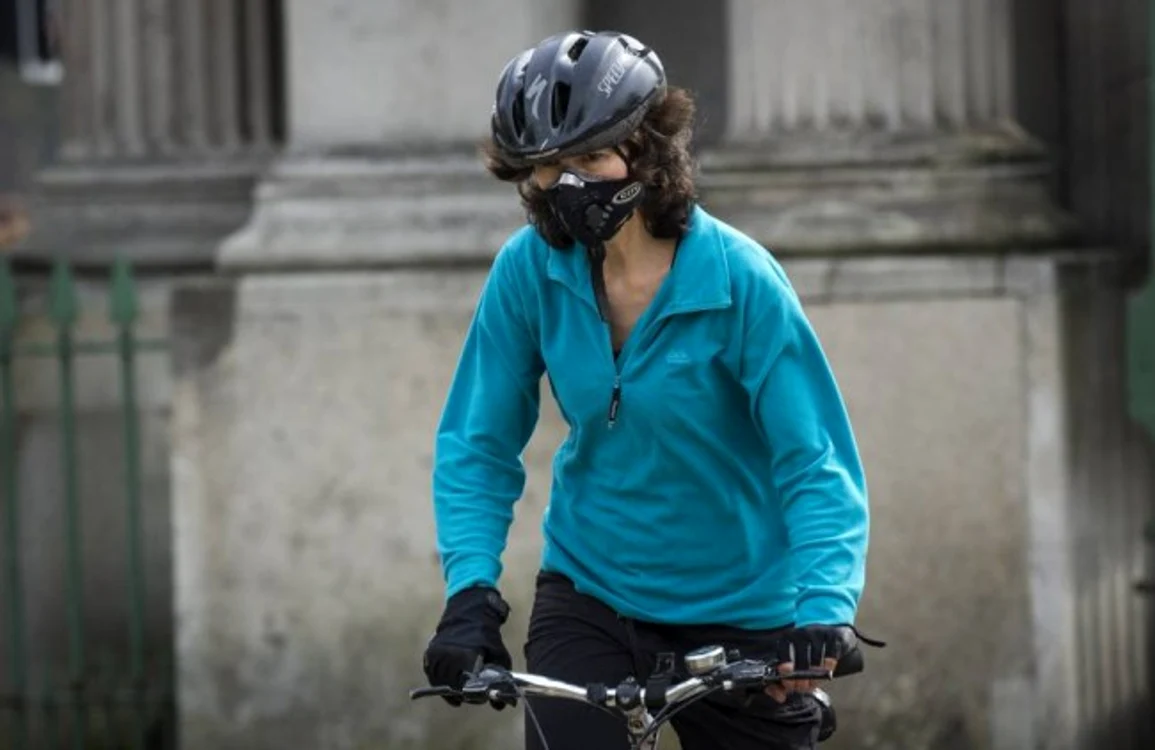 
    Britanicii sunt sfătuiţi să se protejeze, mai ales cei cu bronşite şi astm  