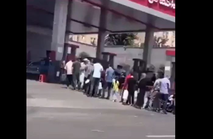 Oamenii stau la coadă la benzinării, în Iran FOTO: captura video x