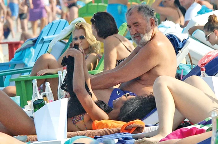 
    31 iulie 2016. Ion Ţiriac a fost  fotografiat de Click!, la Mamaia, alături de mulatra Laurette Atindehou  