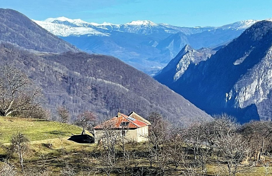 Ineleț, satul de la capătul scărilor din munți, reper al Via Transilvanica. „Trebuie văzut cât timp viața încă pâlpâie aici”   
