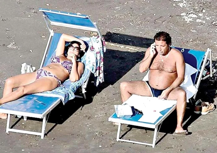 
    Schettino a profitat de soarele toamnei împreună  cu soţia sa, Fabiola  