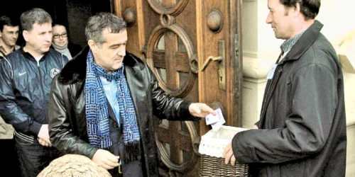 Becali s-a rugat la biserică să câştige Steaua