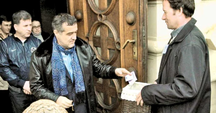 Gigi Becali a vizitat biserica alături de alţi 12 enoriaşi. FOTO Adevărul