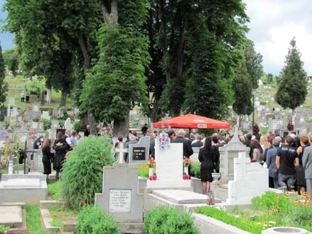 Prieteni, colaboratori şi apropiaţi au ţinut să îl conducă pe ultimul drum de Viorel Jidveian
