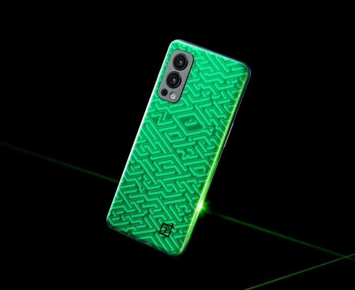OnePlus Nord 2 PAC MAN Edition spate intuneric stralucire