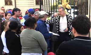 Gigi Becali a împărțit bani jpeg