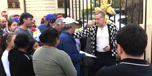 Gigi Becali a împărțit bani jpeg