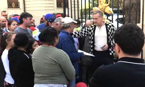 Gigi Becali a împărțit bani jpeg