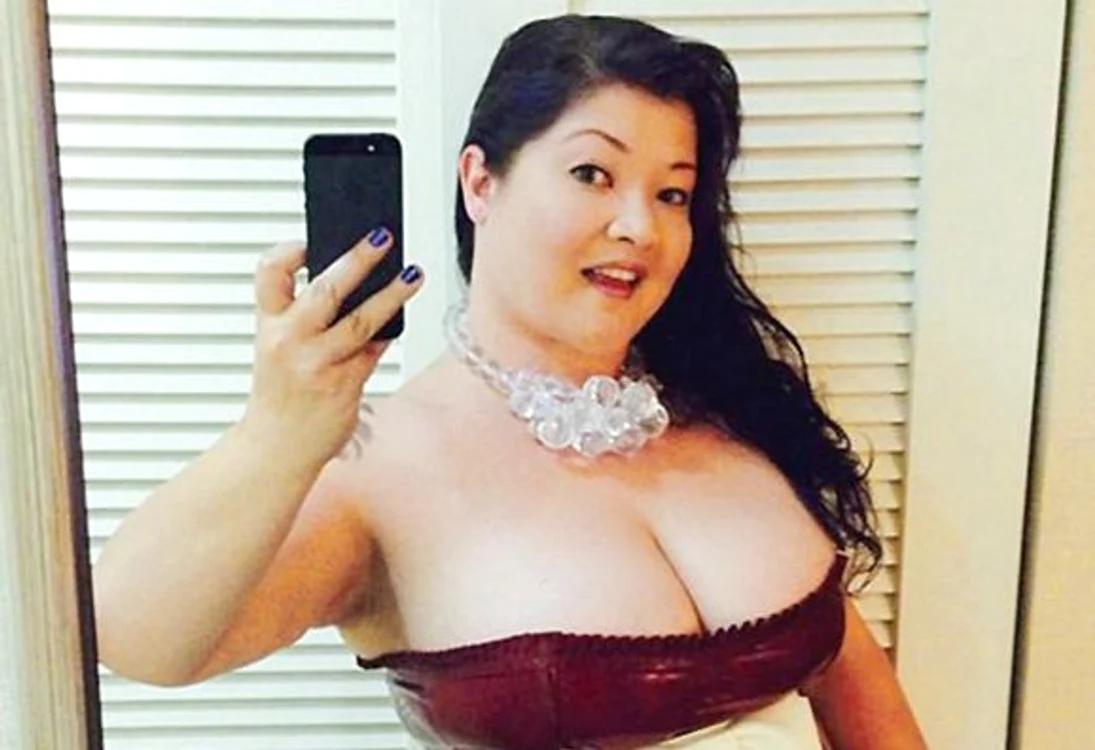 
    Kelly Shibari a înlocuit-o  pe Dita Von Teese pe  coperta celebrei reviste  