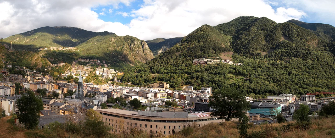 Capitala Andorra la Vella este situată în Pirineii estici, între Franța și Spania