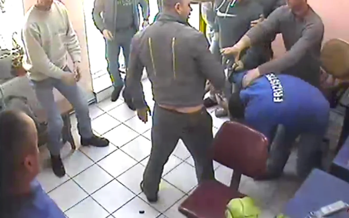 Frizerul a fost lovit cu pumnii de mai multe persoane Foto: Adevărul