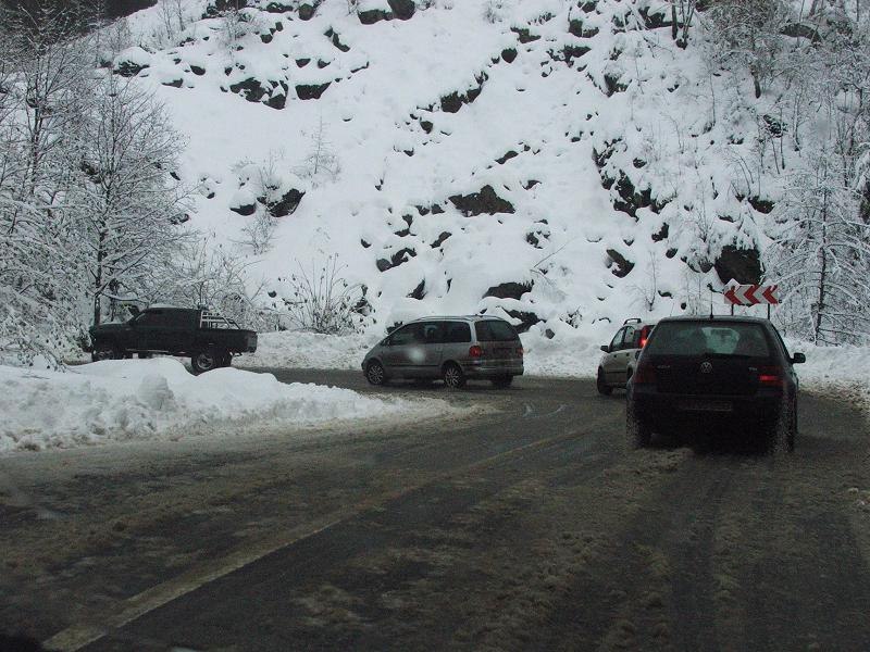 Mii de vasluieni au rămas fără curent electric. Zeci de accidente provocate de neechiparea corespunzătoare a mașinilor pentru iarnă