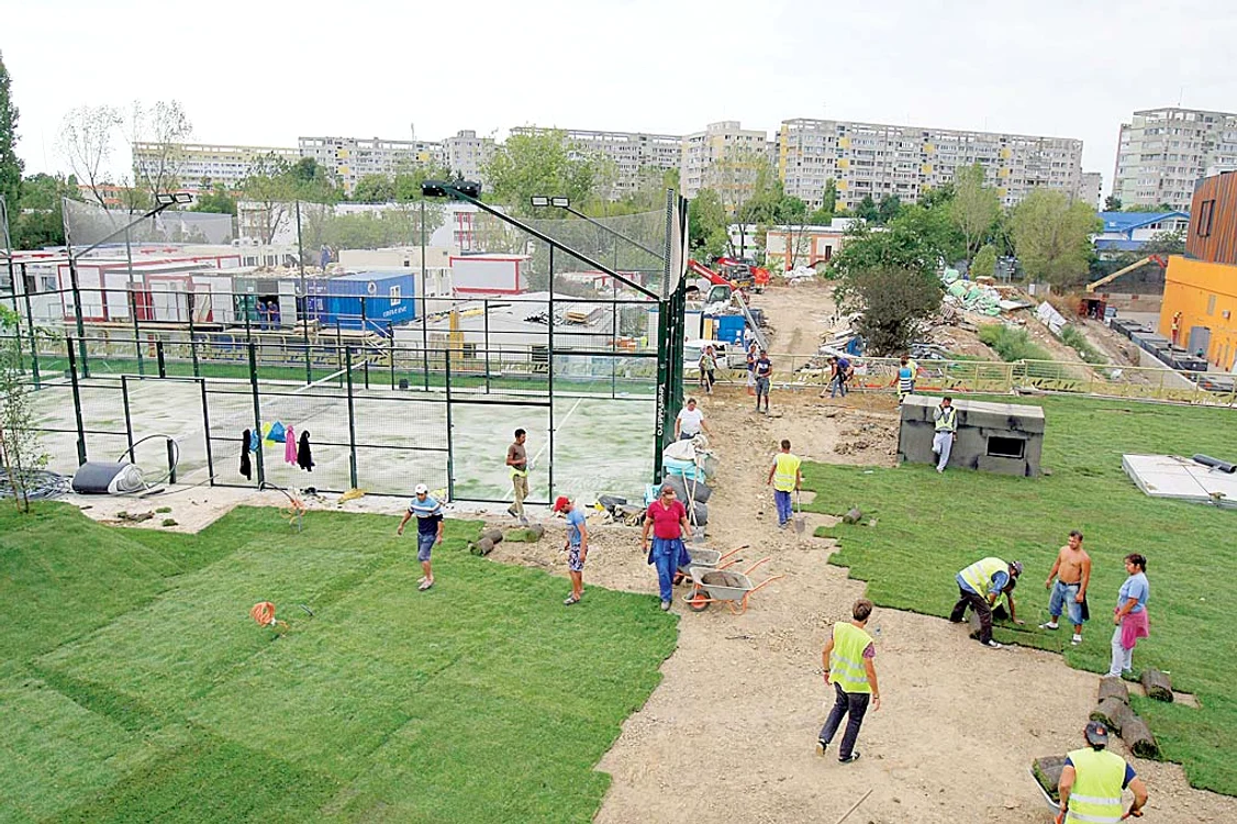 În spatele mall-ului se construiesc  locuri de joacă şi terenuri de sport