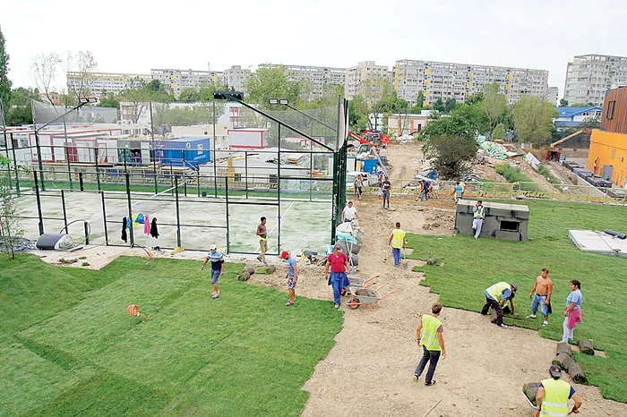 În spatele mall-ului se construiesc  locuri de joacă şi terenuri de sport