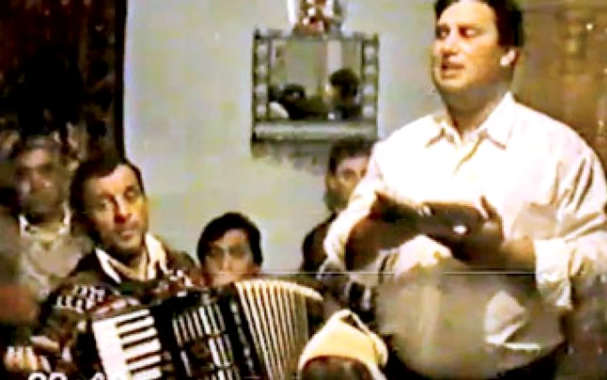 1992: ţiganii  din Fântânele,  cântând imnuri  creştine cu ţambal  şi acordeon, în  biserica penticostală 