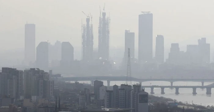 Poluarea provoacă în fiecare an moartea a milioane de oameni. Imagine din Seul. FOTO: EPA