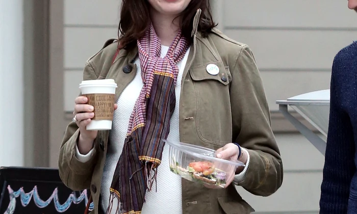 Exclusive    Pregnant Anne Hathaway & Adam Shulman Visit Friends At The Park ***NO WEB USE W/O PRIOR AGREEMENT   CALL FOR PRICING*** jpeg