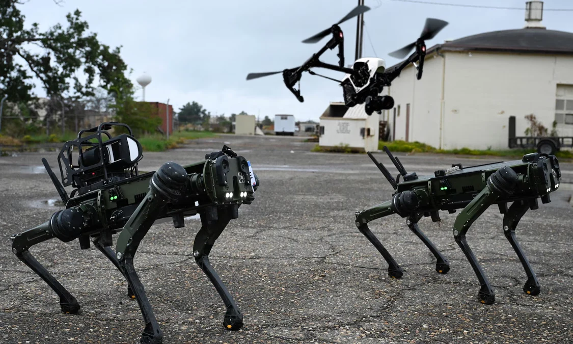 China integrează inteligența artificială DeepSeek în tehnică militară și roiuri de drone autonome