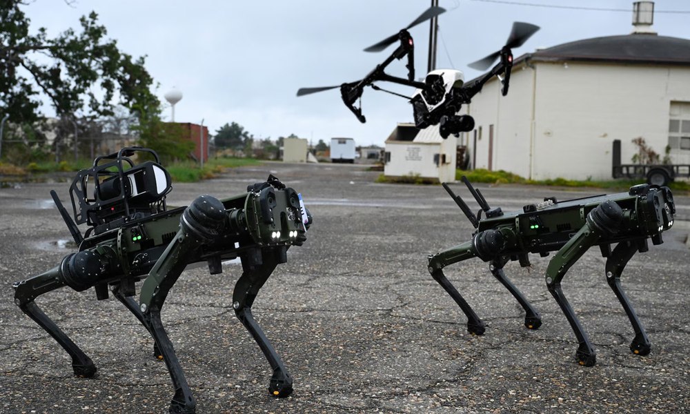 China integrează inteligența artificială DeepSeek în tehnică militară și roiuri de drone autonome