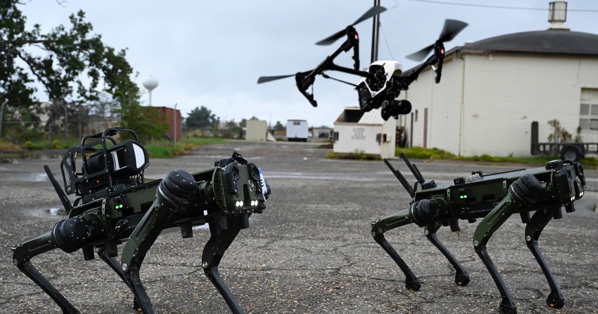 China integrează inteligența artificială DeepSeek în tehnică militară
