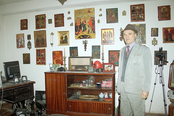 
    "Ca pe vremea lui Ceauşescu", s-a lamentat profesorul Costică Giurcanu când poliţiştii i-au ridicat obiecte vechiFoto: vremeanoua.ro  