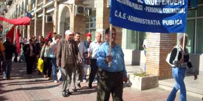 Târgovişte: Protest la sediile partidelor de la guvernare