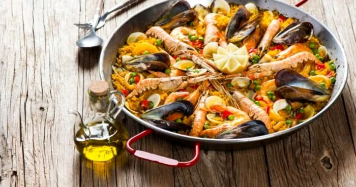 Deoarece orezul era cultivat în Spania, iar ieşirea la mare a ţării oferea peşte şi fructe de mare din belşug, paella nu era un fel de mâncare costisitor.