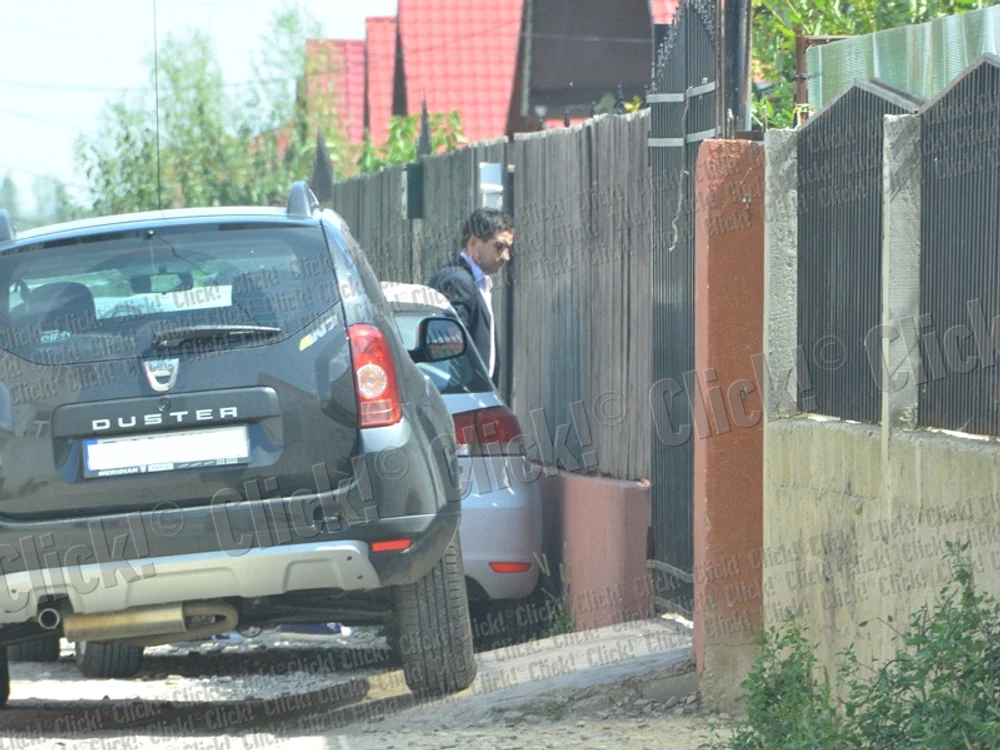 Adriana Bahmuţeanu a fost însoţită de avocat la tribunal şi la casa din Pantelimon. (Foto: Alex Muscaliu)