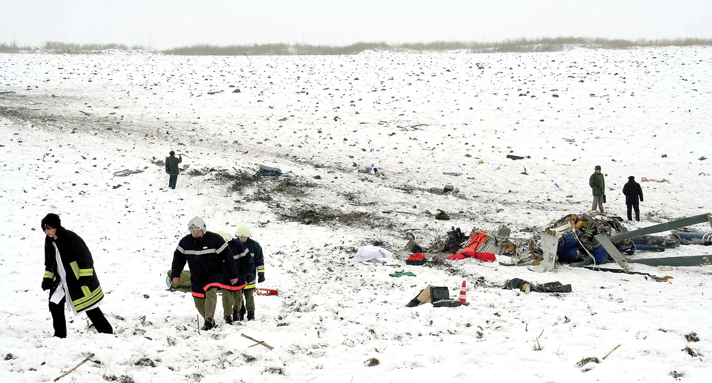 Anchetatorii au împânzit locul accidentului pentru a ridica probe