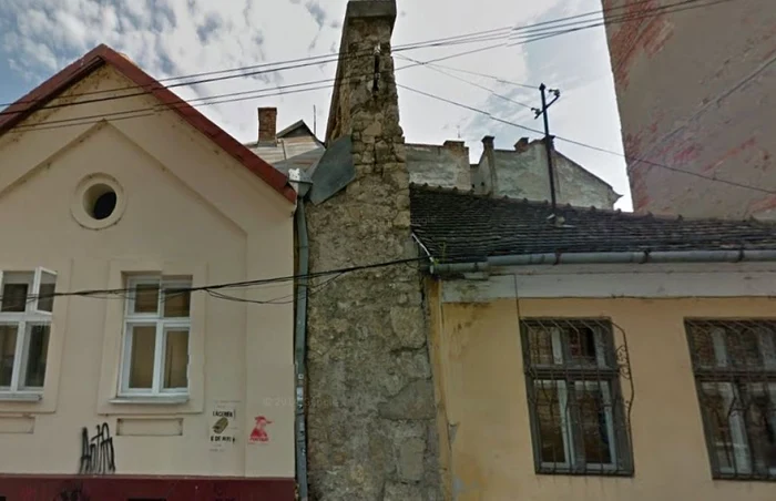 O bucată din zidul medieval al Clujului, de pe strada Virgil Fulicea, desparte două case. FOTO: Google Maps