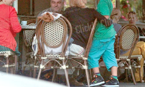 Ştirista îl îmbrăţişează  drăgăstos pe Aris jpeg