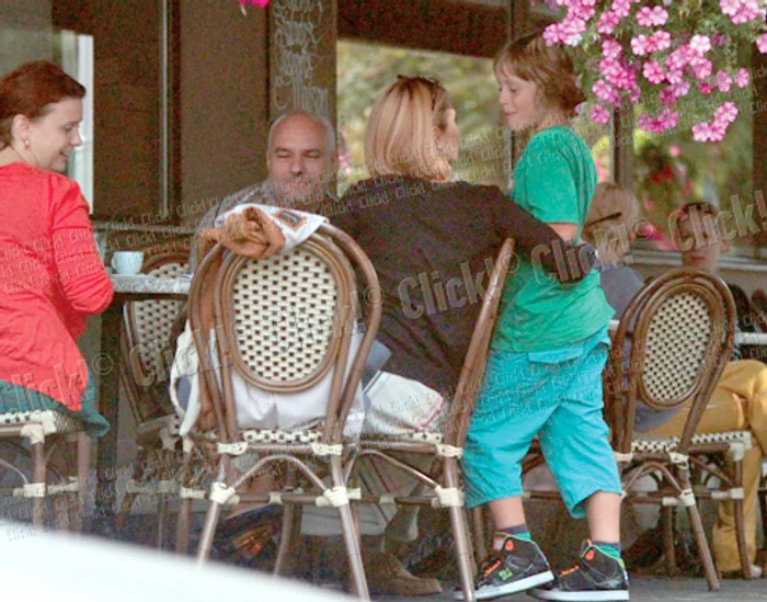 Ştirista îl îmbrăţişează  drăgăstos pe Aris