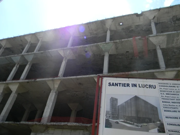 Zeci de şantiere zac abandonate în Capitală de ani întregi FOTO: b365.ro