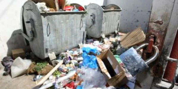 Craiova: Munţi de gunoaie între blocurile din Brazdă