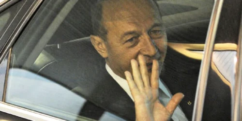 Traian Băsescu, în momentul sosirii la Bruxelles Foto: afp