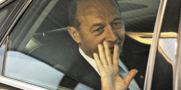 Traian Băsescu, în momentul sosirii la Bruxelles Foto: afp