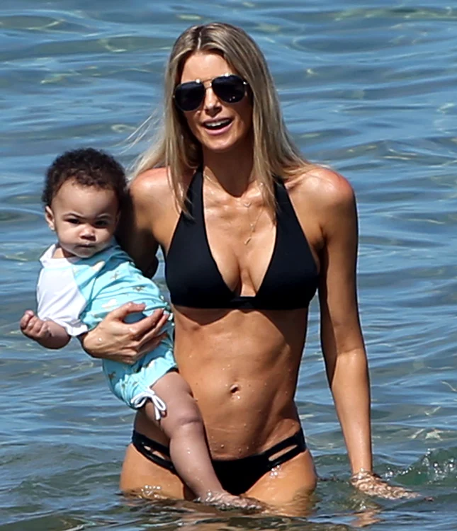 Exclusive    Paige Butcher Hits The Beach With Her Daughter In Hawaii jpeg
