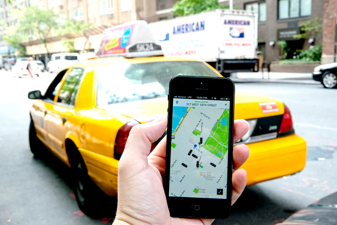 
    Guvernul a publicat un proiect de ordonanţă de urgenţă care reglementează activitatea companiilor de ride-sharing, precum Uber, Bolt şi Clever  