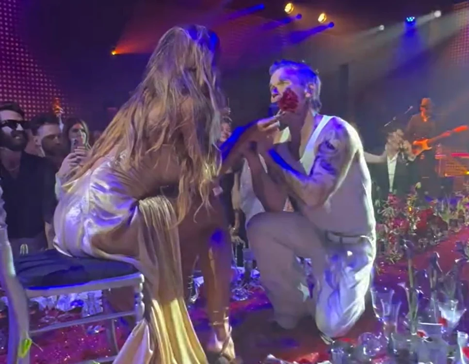 Robbie Williams a cântat în genunchi pentru Mădălina Ghenea Foto: Captură video