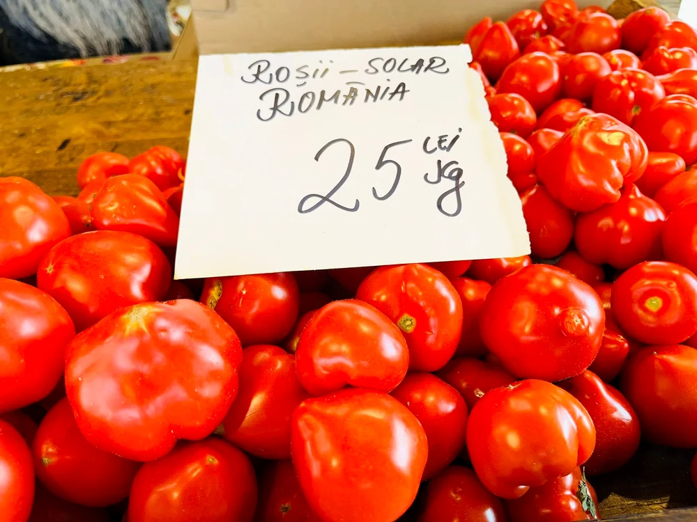 Roșiile costă 25 lei/kg în Piața Obor FOTO: facebook/Adrian Câciu