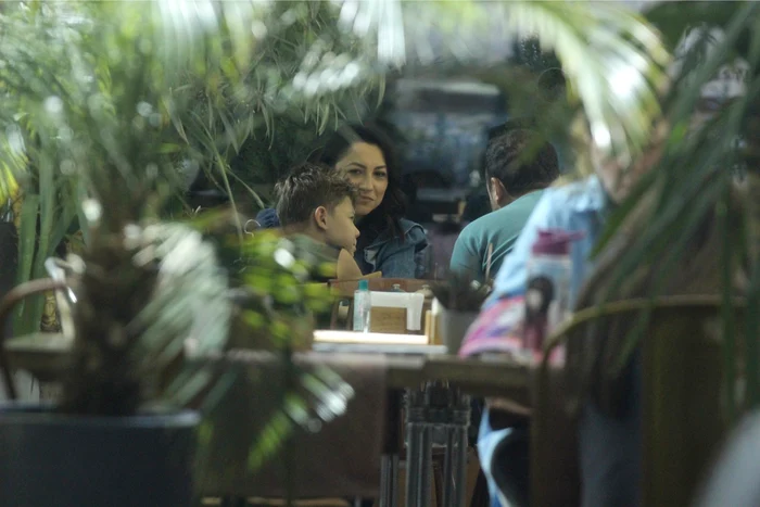 Andra își privește fiul cu admirație