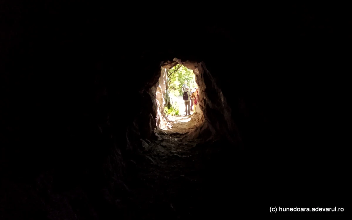 Turiștii trec printr-un mic tunel, săpat în munte, spre Cetatea Devei. Foto: Daniel Guță. ADEVĂRUL