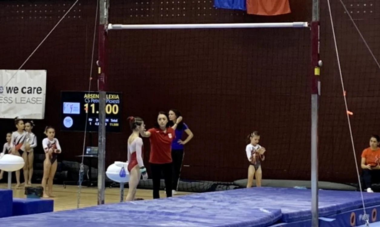 Larisa Iordache, sfătuind-o pe mica sa elevă