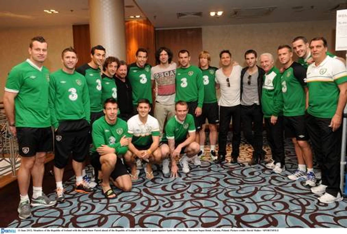 
    Gary Lightbody s-a fotografiat cu fotbaliştii nord-irlandezi  