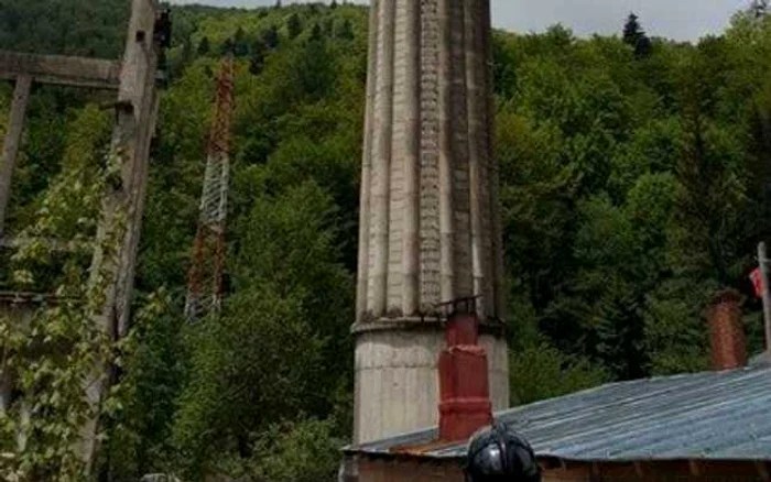 Bărbatul s-a urcat pe cel mai înalt turn din Azuga   FOTO ISU Prahova