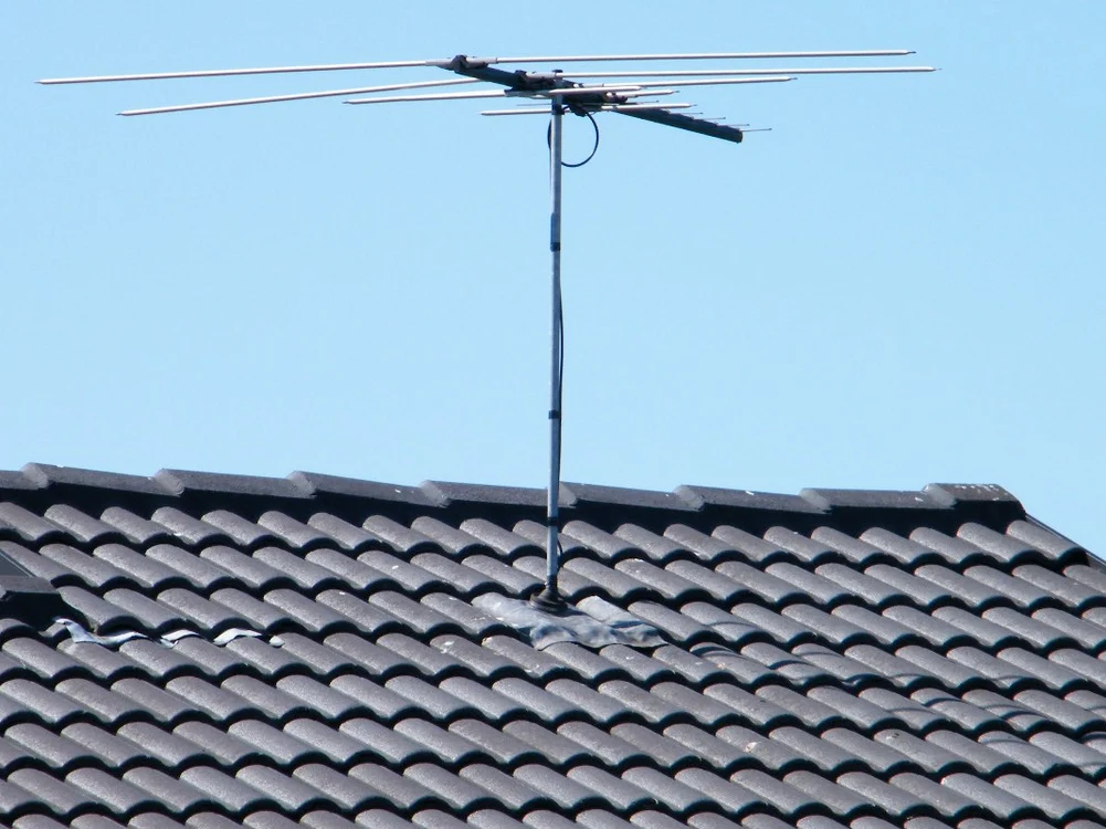 Familie electrocutată în timp ce monta antena pe casă